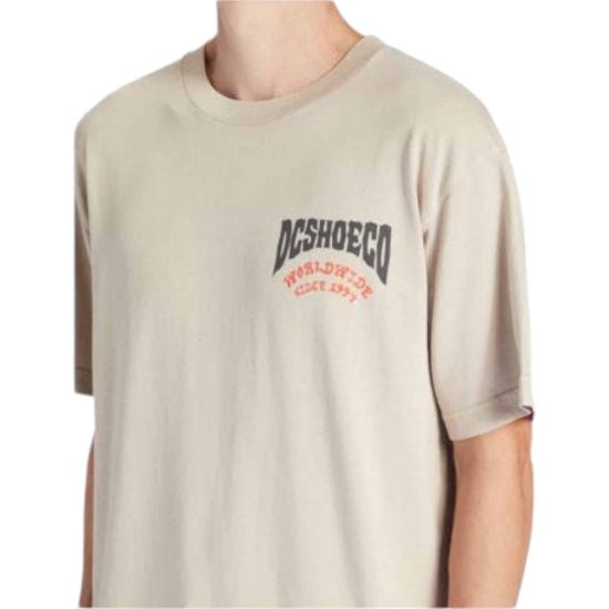 POLERA HOMBRE DEFIANT PLAZA TAUPE DC - Imagen 4