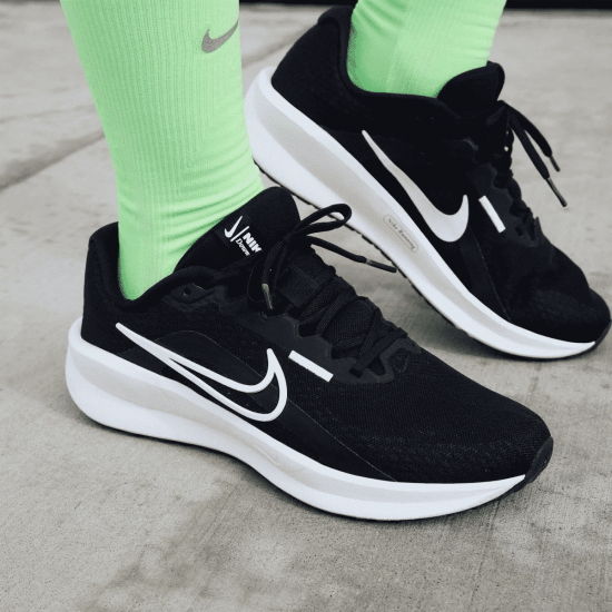 ZAPATILLA MUJER RUNNING DOWNSHIFTER 13 BLACK/WHITE NIKE - Imagen 6