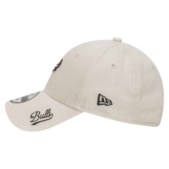 Gorro 9Forty NBA Chicago Bulls Stone Visor Script Beige - Imagen 2