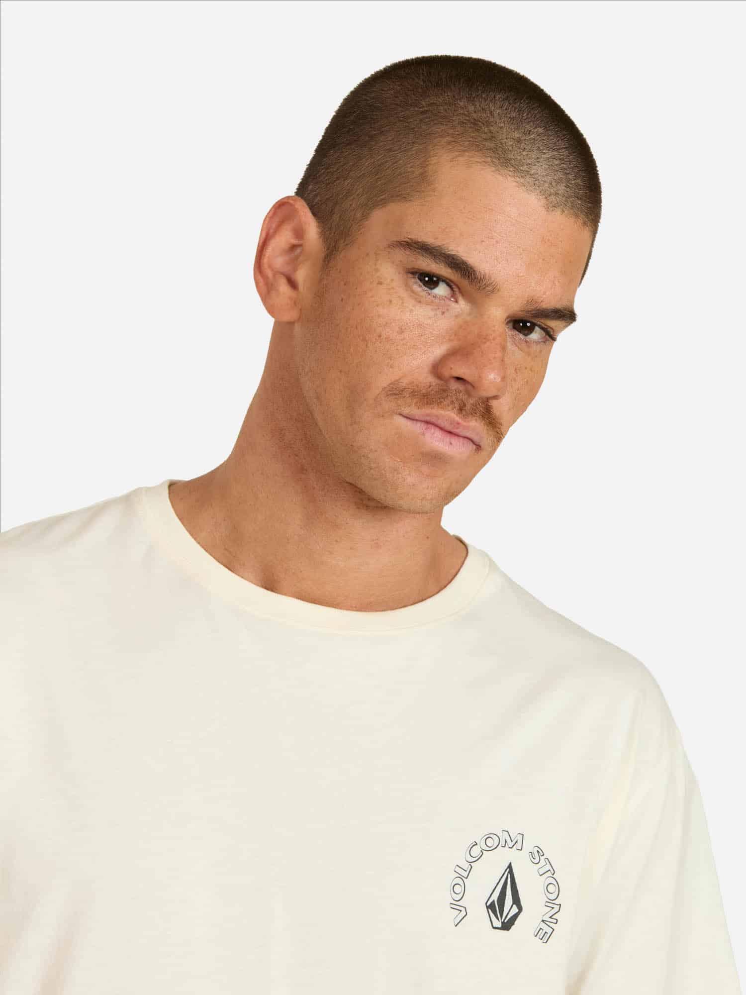 POLERA HOMBRE 7P137-MV LISO BEIGE VOLCOM - Imagen 3