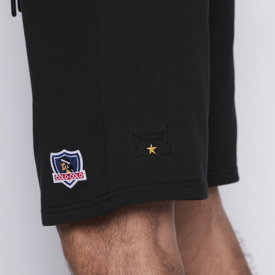 Short Colo Colo Urbano Hombre Negro Escudo Blanco - Imagen 6