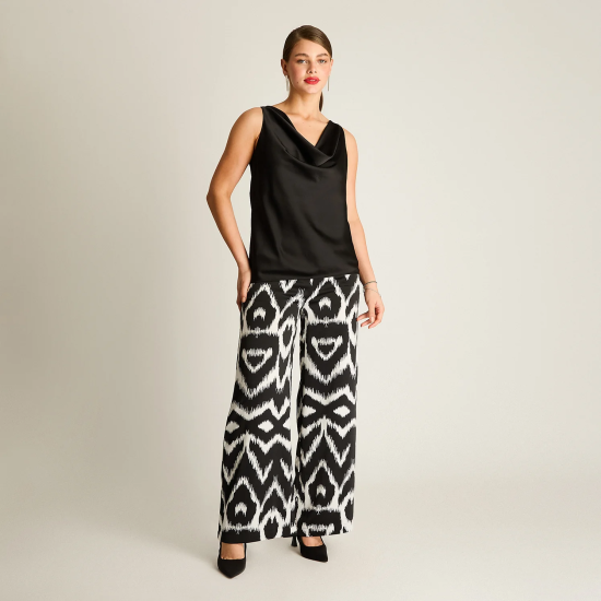 Blusa Drapeada Negra con Cadenita Ldp - Imagen 2