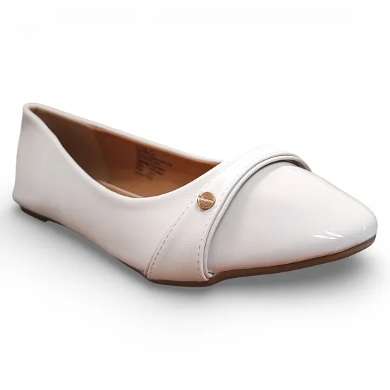 Ballerina Mujer Beige Punta Charol Detalle Frontal Bonnyfranco