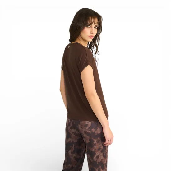 Polera Mujer Timeless Cuello Redondo Logo Frontal Café Ellus - Imagen 2