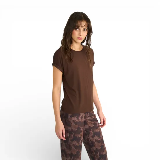 Polera Mujer Timeless Cuello Redondo Logo Frontal Café Ellus - Imagen 3