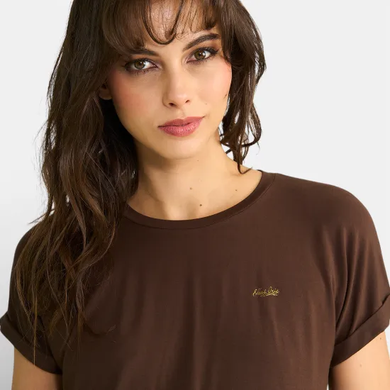 Polera Mujer Timeless Cuello Redondo Logo Frontal Café Ellus - Imagen 4