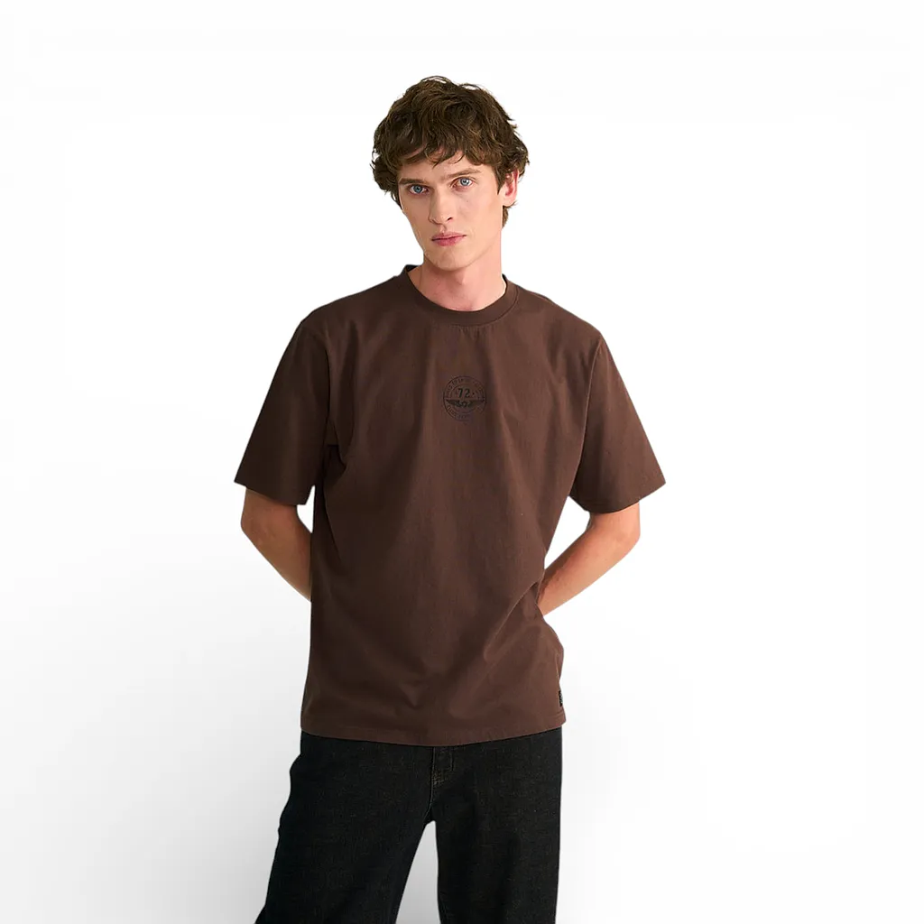 Polera Hombre Logo Central Alas Café Ellus