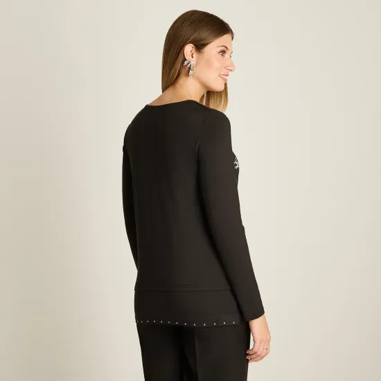 Polera Negra Manga Larga con Estampado Frontal y Aplicaciones Ldp - Imagen 2