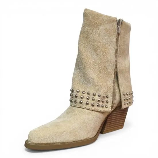 Botin Mujer Tachas Beige Microfibra Taco Medio Estilo Western Poeme - Imagen 2
