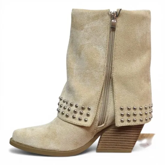 Botin Mujer Tachas Beige Microfibra Taco Medio Estilo Western Poeme - Imagen 4
