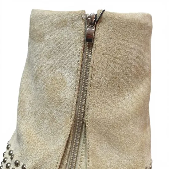 Botin Mujer Tachas Beige Microfibra Taco Medio Estilo Western Poeme - Imagen 6