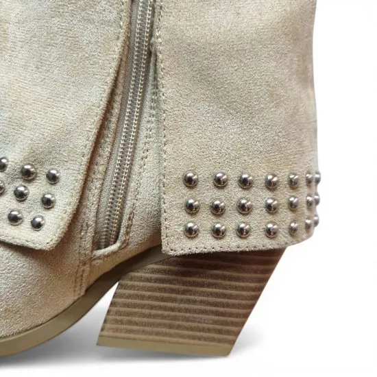Botin Mujer Tachas Beige Microfibra Taco Medio Estilo Western Poeme - Imagen 7