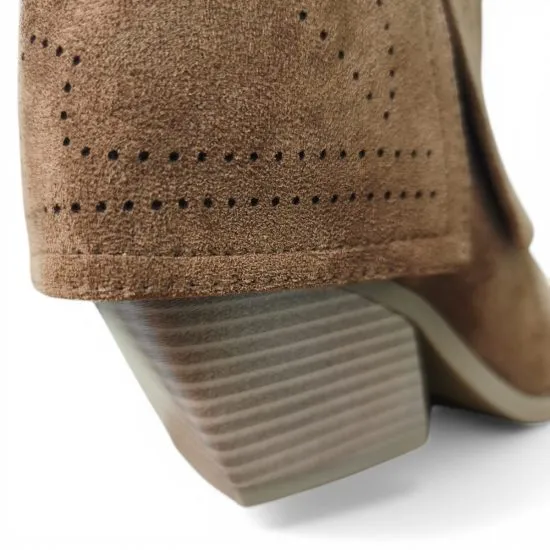 Botin Mujer Brown Microfibra Perforada Taco Medio Poeme - Imagen 3