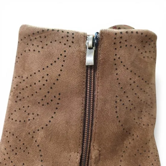 Botin Mujer Brown Microfibra Perforada Taco Medio Poeme - Imagen 5