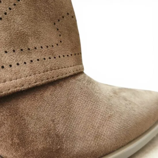 Botin Mujer Brown Microfibra Perforada Taco Medio Poeme - Imagen 6