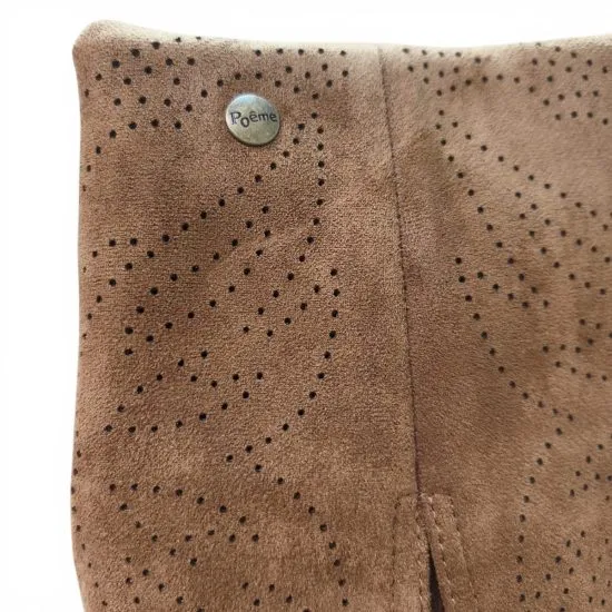 Botin Mujer Brown Microfibra Perforada Taco Medio Poeme - Imagen 9