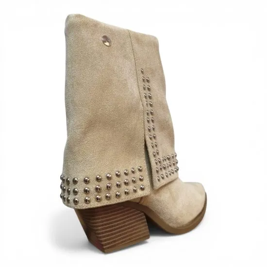 Botin Mujer Tachas Beige Microfibra Taco Medio Estilo Western Poeme - Imagen 3