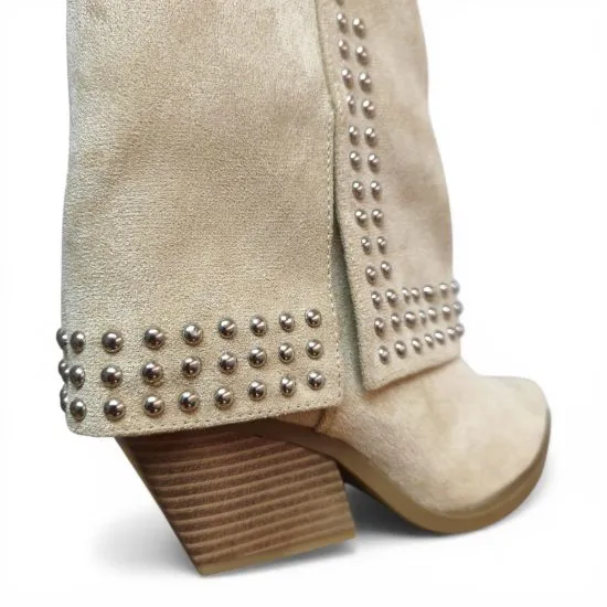 Botin Mujer Tachas Beige Microfibra Taco Medio Estilo Western Poeme - Imagen 8