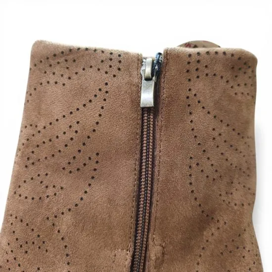 Botin Mujer Brown Microfibra Perforada Taco Medio Poeme - Imagen 2