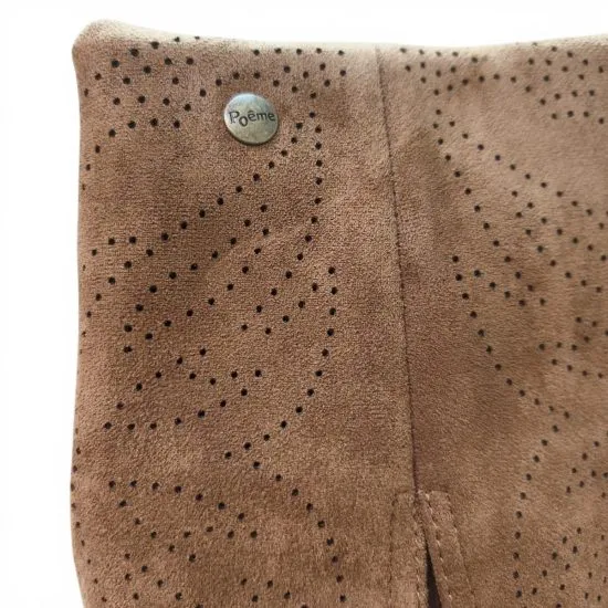 Botin Mujer Brown Microfibra Perforada Taco Medio Poeme - Imagen 10